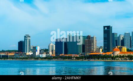 Skyline der Innenstadt von luanda, von der Luanda Bay oder Marginal de Luanda aus gesehen. Stockfoto