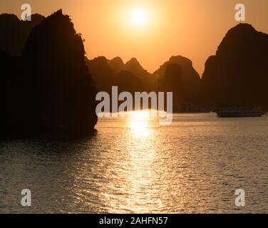 Ha Long Bucht, eine der schönsten Landschaften der Welt. Im Norden von Vietnam Stockfoto