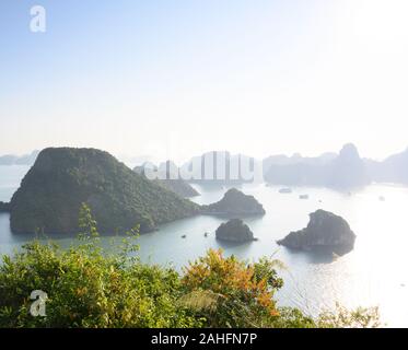 Ha Long Bucht, eine der schönsten Landschaften der Welt. Im Norden von Vietnam Stockfoto