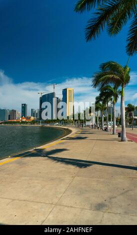 Sonniger Tag an der Bucht von Luanda oder Marginal de Luanda. Dezember 2019 Stockfoto