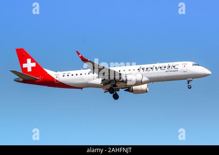 Zürich, Schweiz - 30 März 2019: Helvetic Airlines Embaer E190 Flugzeug am Flughafen Zürich (ZRH) in der Schweiz. Embraer ist ein Flugzeug manufactur Stockfoto