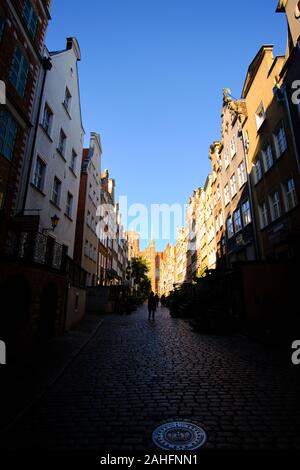 Morgensonne im Schatten von mariaka Straße fallen, in Gdańsk (Danzig) einer Hafenstadt an der Ostseeküste von Polen Stockfoto