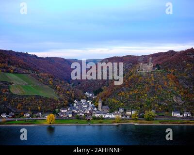 Burg Maus gesehen von der gegenüberliegenden Seite des Rheintals im Herbst, bei Sankt Goarshausen, Deutschland Stockfoto