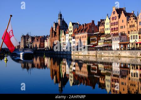 Bunte Hansestadt Fassaden der historischen Häuser in der Nähe der Mottlau in Danzig, einer Hafenstadt an der Ostseeküste von Polen, im Vordergrund. Stockfoto