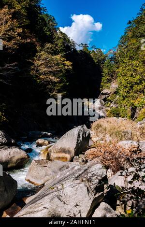 Spektakuläre Felsformationen an Shosenkyo Schlucht, Yamanashi Präfektur, Japan Stockfoto