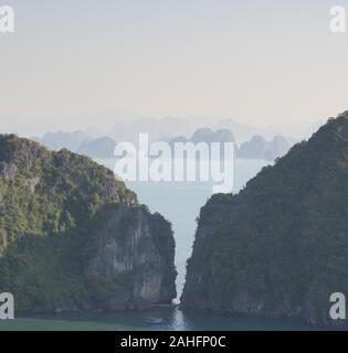 Ha Long Bucht, eine der schönsten Landschaften der Welt. Im Norden von Vietnam Stockfoto