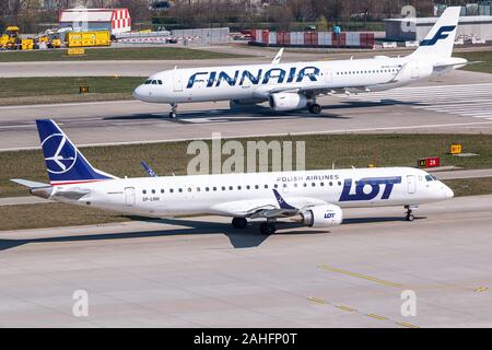 Zürich, Schweiz - 30 März 2019: Finnair und viele Flugzeuge am Flughafen Zürich (ZRH) in der Schweiz. Stockfoto