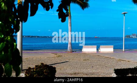 Sonniger Tag an der Bucht von Luanda oder Marginal de Luanda. Dezember 2019 Stockfoto