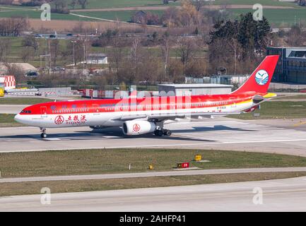 Zürich, Schweiz - 30 März 2019: Sichuan Airlines Airbus A330 Flugzeug am Flughafen Zürich (ZRH) in der Schweiz. Airbus ist ein Hersteller von Flugzeugen Stockfoto