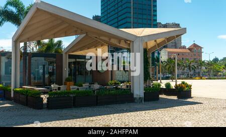 Luanda, angolanischer Markt - 15. Dezember 2019: Amore Shop - verkauft Eiscreme, Sundaes und Schokoladendessert Leckereien an Touristen in der Bucht von Luanda. Stockfoto