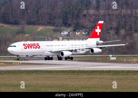 Zürich, Schweiz - 30 März 2019: Swiss International Airlines Airbus A340 Flugzeug am Flughafen Zürich (ZRH) in der Schweiz. Airbus ist ein Flugzeug Stockfoto