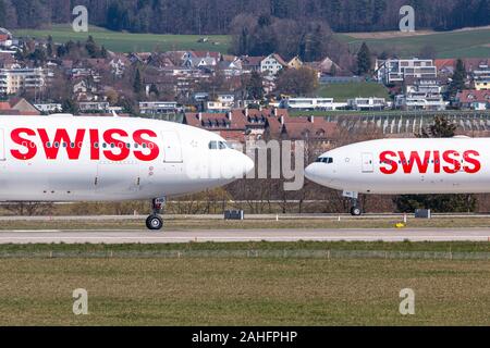 Zürich, Schweiz - 30 März 2019: Swiss International Airlines Airbus A330 und Boeing 777 Flugzeug am Flughafen Zürich (ZRH) in der Schweiz. Stockfoto