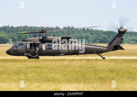 Eine Sikorsky UH-60 Black Hawk Militär Hubschrauber der Luftwaffe an der Gilze-Rijen Airbase. Stockfoto