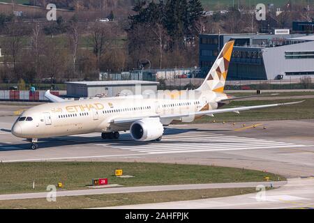 Zürich, Schweiz - 30 März 2019: Etihad Airways Boeing 787 Flugzeug am Flughafen Zürich (ZRH) in der Schweiz. Boeing ist ein Hersteller von Flugzeugen ba Stockfoto