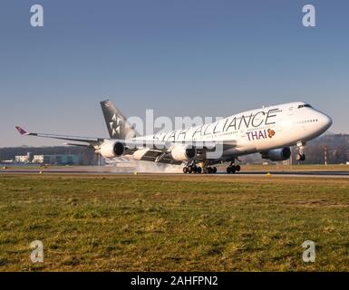 Zürich, Schweiz - 31. März 2019: Thai Airways Boeing 747 Flugzeug am Flughafen Zürich (ZRH) in der Schweiz. Boeing ist ein Hersteller von Flugzeugen base Stockfoto