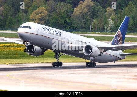 Zürich, Schweiz - 28. April 2018: United Airlines Boeing 767 Flugzeug am Flughafen Zürich (ZRH) in der Schweiz. Boeing ist ein Flugzeug Hersteller b Stockfoto