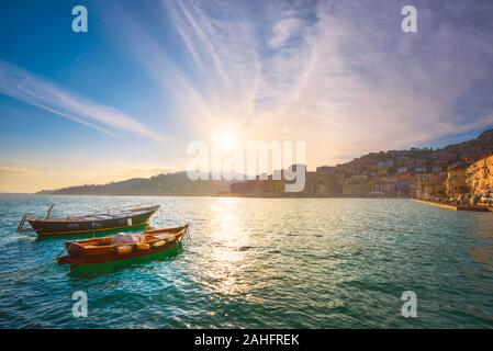 Holz- kleine Boote in Porto Santo Stefano direkt am Meer bei Sonnenaufgang, italienisch Reiseziel. Monte Argentario, Toskana, Italien. Stockfoto