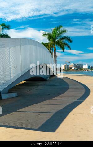 Sonniger Tag an der Bucht von Luanda oder Marginal de Luanda. Dezember 2019 Stockfoto
