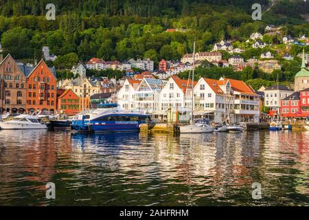 Bergen, Norwegen - 05.Juli 2018: Blick auf die historischen Gebäude in Bryggen - Hanseatic Wharf UNESCO Weltkulturerbe Stockfoto