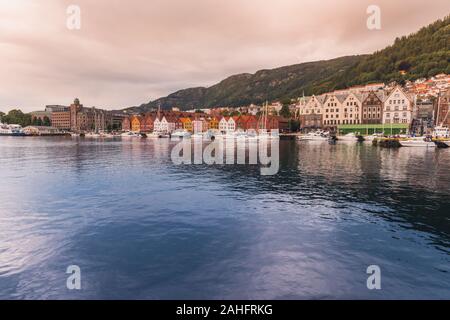 Bergen, Norwegen - 05.Juli 2018: Blick auf die historischen Gebäude in Bryggen - Hanseatic Wharf UNESCO Weltkulturerbe Stockfoto