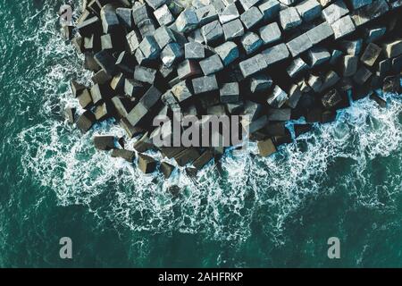 Betonblock Würfel Seawall und Wellenbrecher in Deba, Baskenland Stockfoto