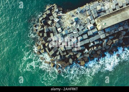 Betonblock Würfel Seawall und Wellenbrecher in Deba, Baskenland Stockfoto