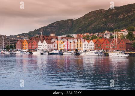 Bergen, Norwegen - 05.Juli 2018: Blick auf die historischen Gebäude in Bryggen - Hanseatic Wharf UNESCO Weltkulturerbe Stockfoto