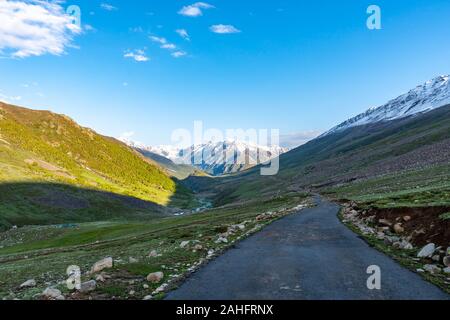 Deosai Nationalpark malerische Landschaft mit atemberaubenden Blick auf die schneebedeckten Berge auf einer Sunrise Blue Sky Tag Stockfoto