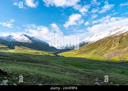 Deosai Nationalpark malerische Landschaft mit atemberaubenden Blick auf die schneebedeckten Berge auf einer Sunrise Blue Sky Tag Stockfoto