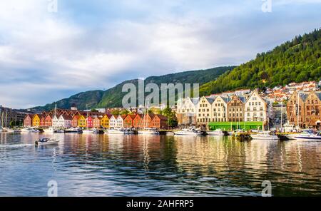 Bergen, Norwegen - 05.Juli 2018: Blick auf die historischen Gebäude in Bryggen - Hanseatic Wharf UNESCO Weltkulturerbe Stockfoto