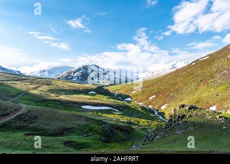 Deosai Nationalpark malerische Landschaft mit atemberaubenden Blick auf die schneebedeckten Berge auf einer Sunrise Blue Sky Tag Stockfoto