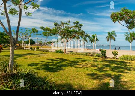 Sonniger Tag an der Bucht von Luanda oder Marginal de Luanda. Dezember 2019 Stockfoto