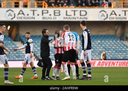 London, Großbritannien. 29 Dez, 2019. Pontus Jansson von Brendford erhält Behandlung während der Sky Bet Championship Match zwischen Millwall und Brentford an der Höhle, London am Sonntag, den 29. Dezember 2019. (Credit: Ivan Jordanov | MI Nachrichten) Credit: MI Nachrichten & Sport/Alamy leben Nachrichten Stockfoto