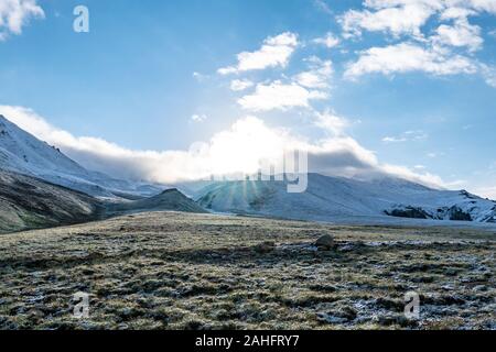 Deosai Nationalpark malerischen Atemberaubenden Blick auf verschneite Landschaft mit Schneebedeckten Bergen auf der einen Sonnenaufgang blauer Himmel Tag Stockfoto