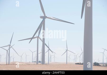 Windmühlen auf einen Windpark in Südkalifornien Stockfoto