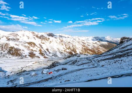 Deosai Nationalpark malerischen Atemberaubenden Blick auf verschneite Landschaft mit Schneebedeckten Bergen auf der einen Sonnenaufgang blauer Himmel Tag Stockfoto