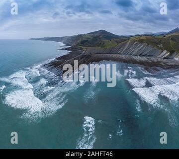 Zumaia und Deba flysch geologischen Schichten Schichten drone Luftaufnahme, Baskenland Stockfoto