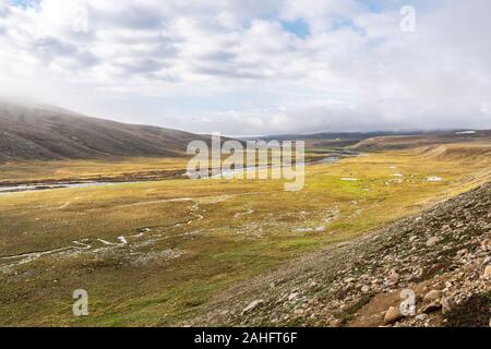 Deosai Nationalpark malerischen Atemberaubenden Blick auf Landschaft mit nebligen Berge auf einer Sunrise Blue Sky Tag Stockfoto