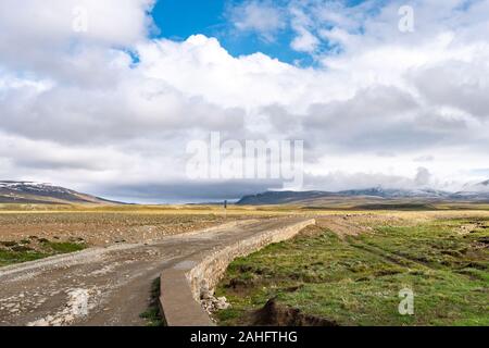 Deosai Nationalpark malerischen Atemberaubenden Blick von Bara Pani Punkt auf einer sonnigen blauen Himmel Tag prüfen Stockfoto