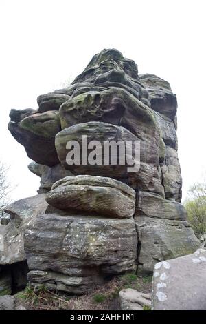 Unglaublich natürlichen Felsformationen durch Verwitterung, Eis und Wind an Brimham Rocks, North Yorkshire, England. Großbritannien Stockfoto