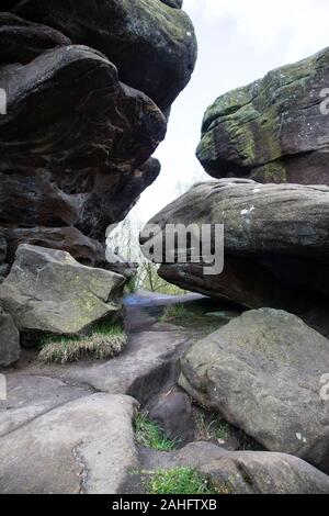 Unglaublich natürlichen Felsformationen durch Verwitterung, Eis und Wind an Brimham Rocks, North Yorkshire, England. Großbritannien Stockfoto