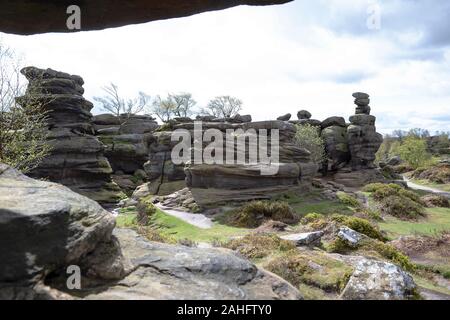 Unglaublich natürlichen Felsformationen durch Verwitterung, Eis und Wind an Brimham Rocks, North Yorkshire, England. Großbritannien Stockfoto