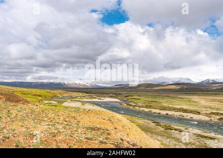 Deosai Nationalpark malerischen Atemberaubenden Blick von Bara Pani Fluss auf einer sonnigen blauen Himmel Tag Stockfoto