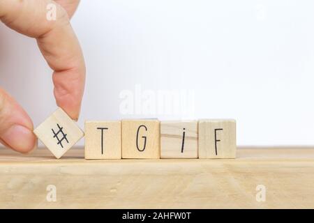 Holzwürfel mit Hashtag und das Wort tgif, d. h. Ich danke Gott seine Freitag, social media Konzept Hintergrund Stockfoto