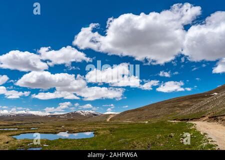 Deosai Nationalpark malerischen atemberaubenden Blick auf mehrere Seen mit Schneebedeckten Bergen auf einem sonnigen blauen Himmel Tag Stockfoto