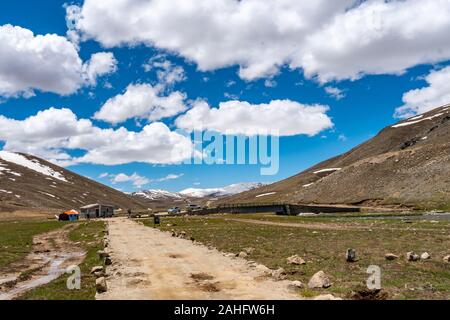 Deosai Nationalpark malerischen Atemberaubenden Blick von Kala Pani Fluss Punkt auf einer sonnigen blauen Himmel Tag prüfen Stockfoto