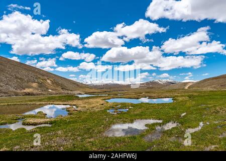 Deosai Nationalpark malerischen atemberaubenden Blick auf mehrere Seen mit Schneebedeckten Bergen auf einem sonnigen blauen Himmel Tag Stockfoto