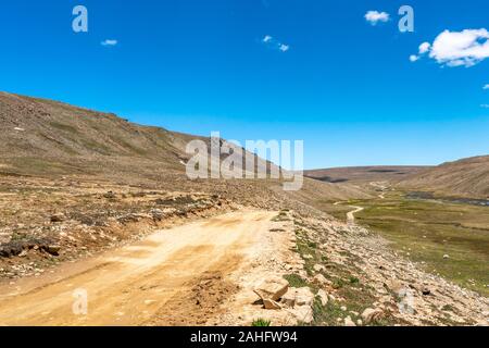 Deosai Nationalpark malerischen Atemberaubenden Blick auf Landschaft mit Schneebedeckten Bergen auf einem sonnigen blauen Himmel Tag Stockfoto