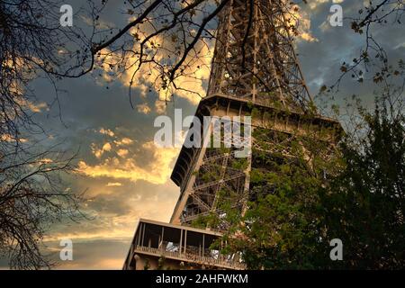 Eiffelturm bei Sonnenuntergang mit bewölktem Himmel Stockfoto