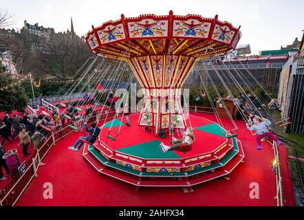 Die Princes Street Gardens, Edinburgh, Schottland, Vereinigtes Königreich. 29. Dezember 2019. Weihnachten feiern: Sonnenschein im Zentrum der Stadt mit Kindern geniessen Sie ein Flying swing Messegelände fahren Stockfoto